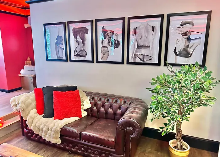Beyond - Romantic Basement Apartment - Close To Beach - With Parking
