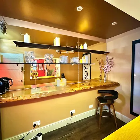 Beyond - Romantic Basement Apartment - Close To Beach - With Parking Борнмут Экстерьер фото