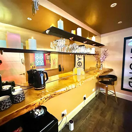 Beyond - Romantic Basement Apartment - Close To Beach - With Parking Борнмут Экстерьер фото