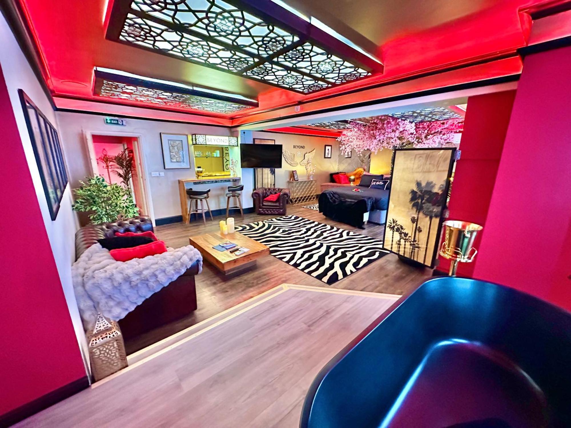 Apartamento Beyond - Romantic Basement - Close To - With Parking