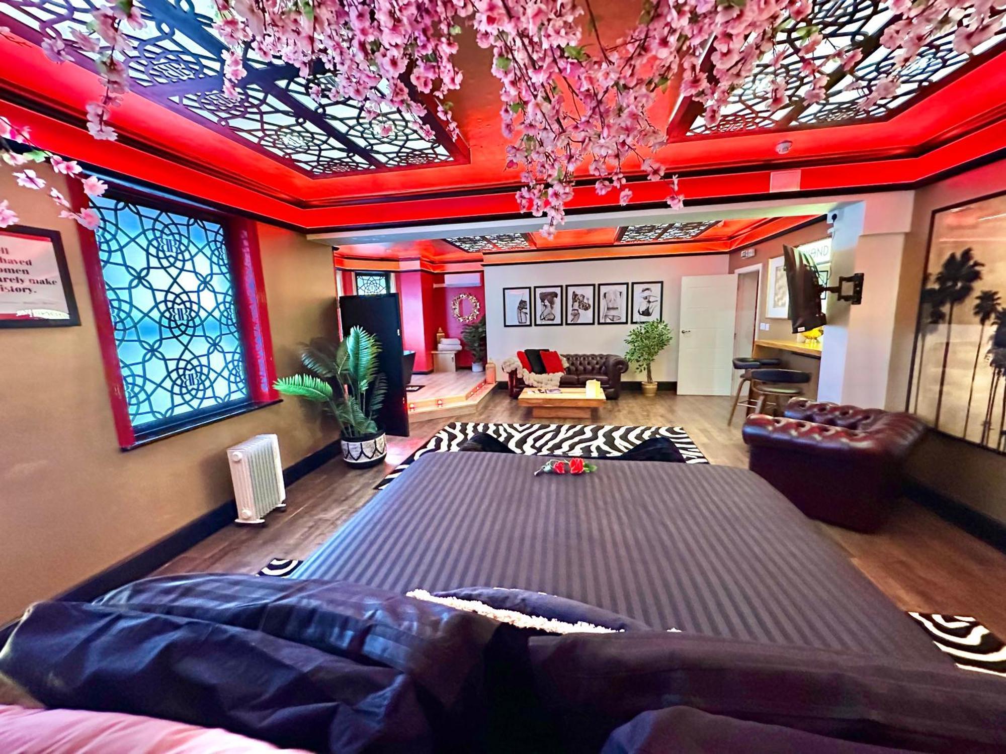 Apartamento Beyond - Romantic Basement - Close To - With Parking *