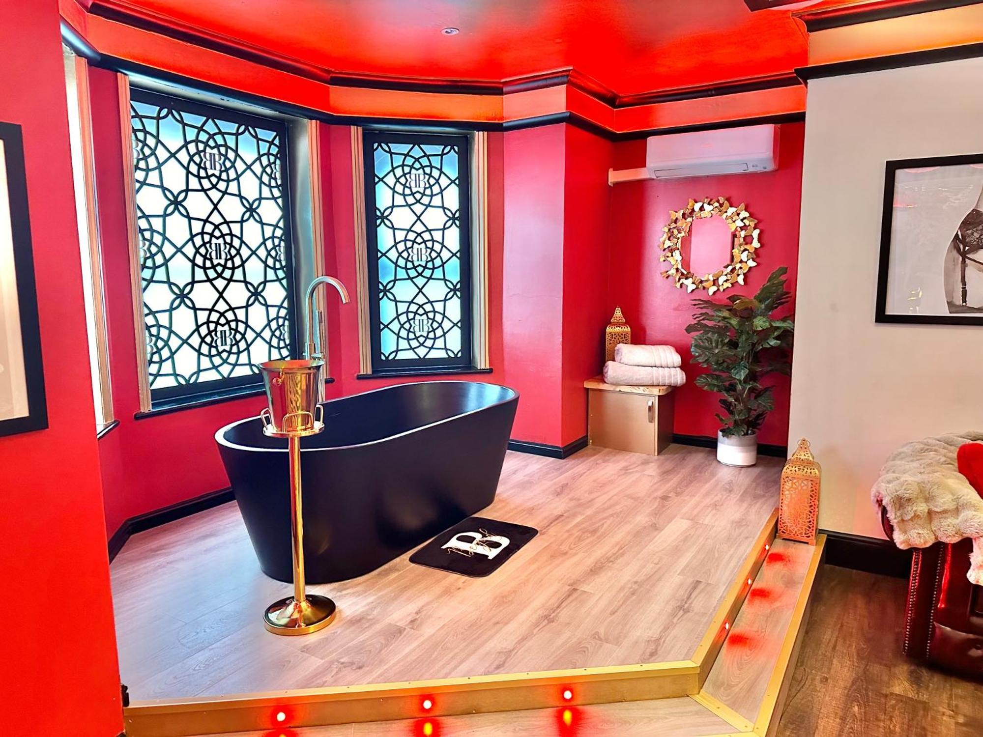 Apartamento Beyond - Romantic Basement - Close To - With Parking *