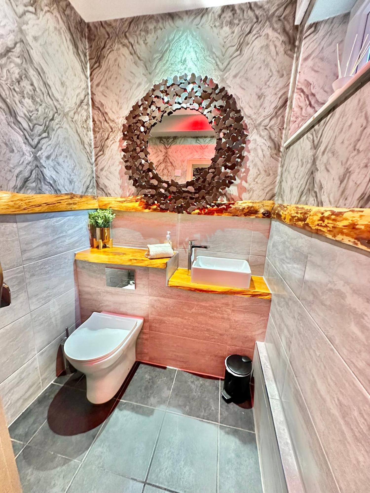 Apartamento Beyond - Romantic Basement - Close To - With Parking *