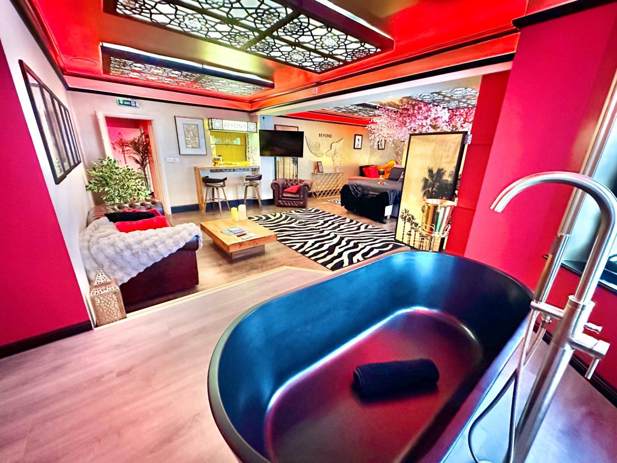 Beyond - Romantic Basement - Close To - With Parking Apartamento
